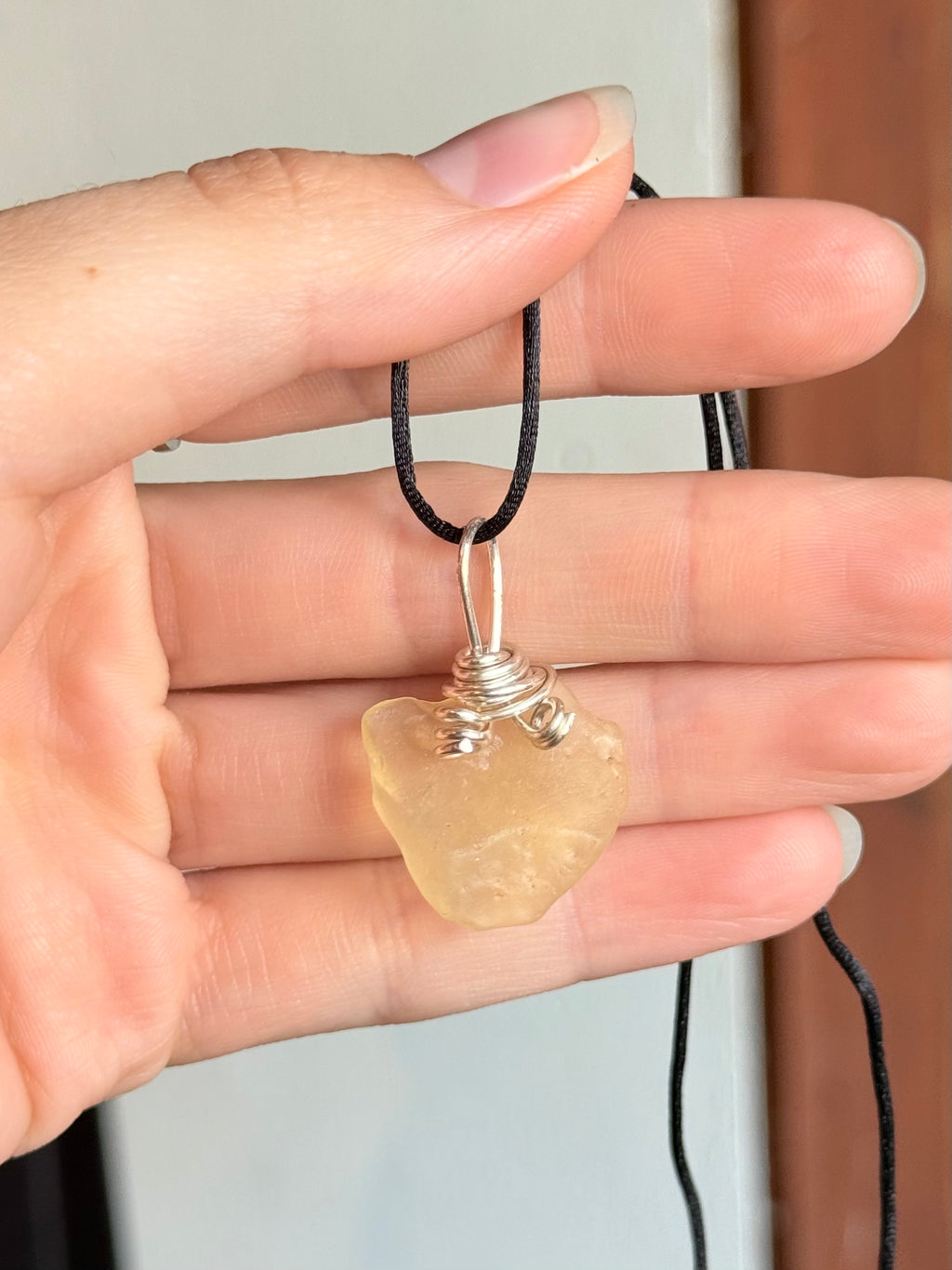 Libyan Desert Glass Pendant with 925 Sterling Silver Wire / Colgante de Vidrio del Desierto de Libia con Alambre de Plata 925