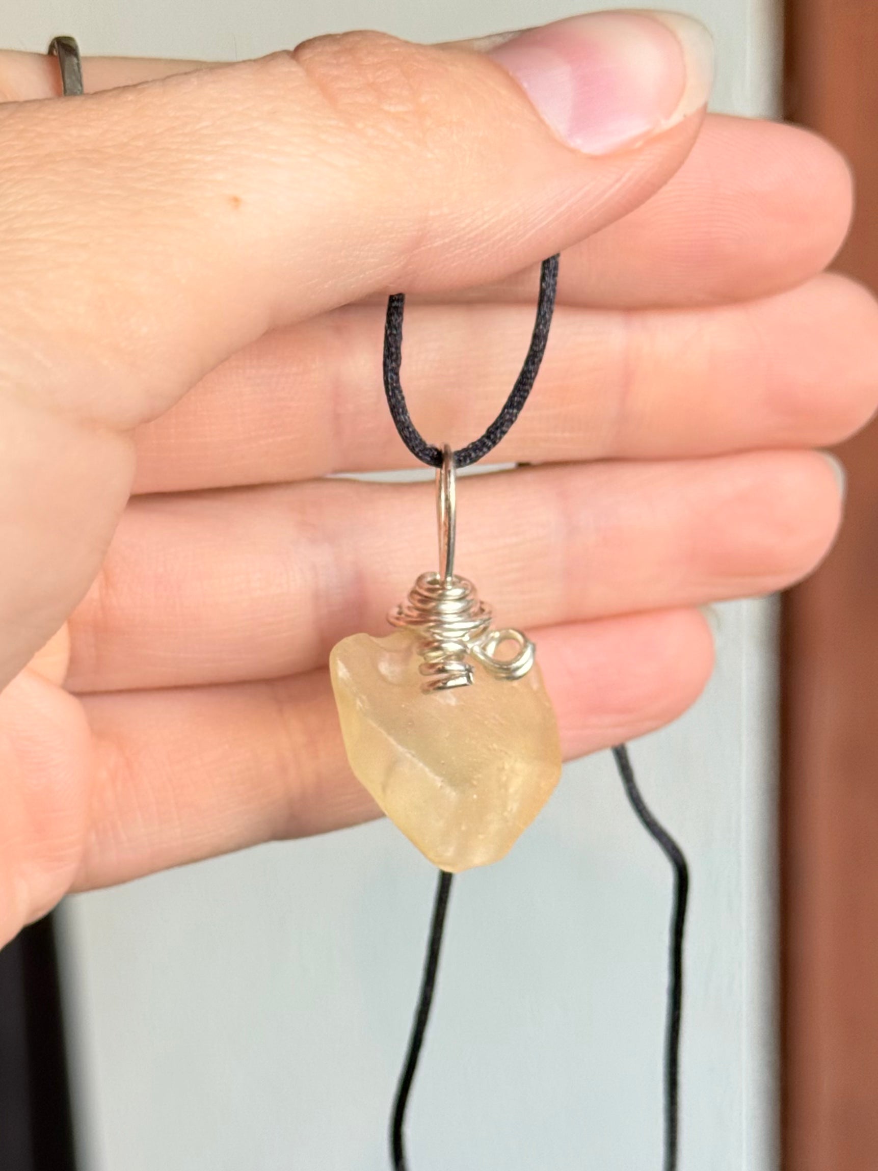 Libyan Desert Glass Pendant with 925 Sterling Silver Wire / Colgante de Vidrio del Desierto de Libia con Alambre de Plata 925