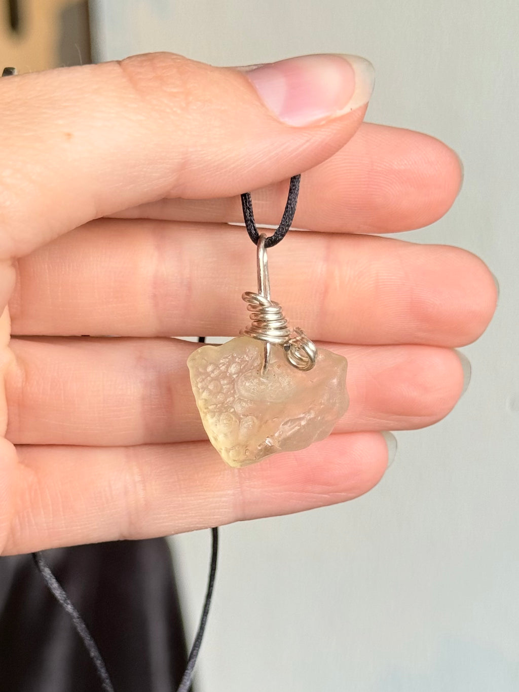 Libyan Desert Glass Pendant with 925 Sterling Silver Wire / Colgante de Vidrio del Desierto de Libia con Alambre de Plata 925