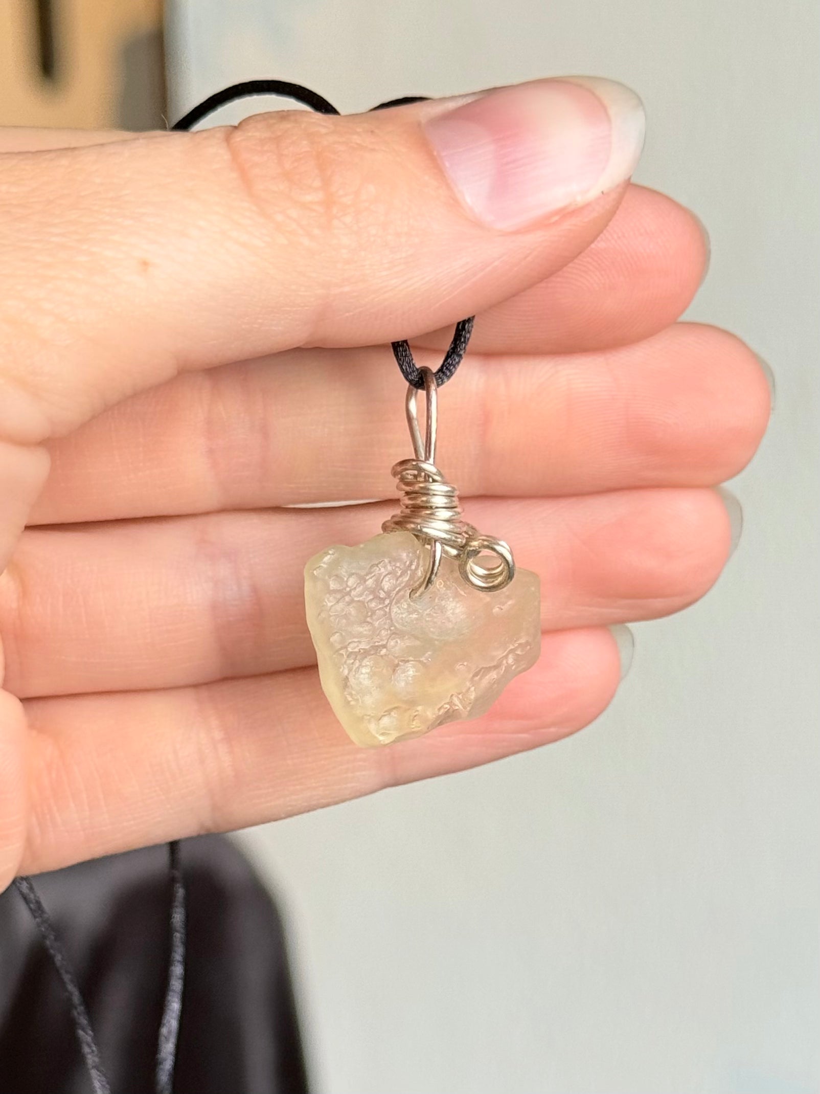 Libyan Desert Glass Pendant with 925 Sterling Silver Wire / Colgante de Vidrio del Desierto de Libia con Alambre de Plata 925