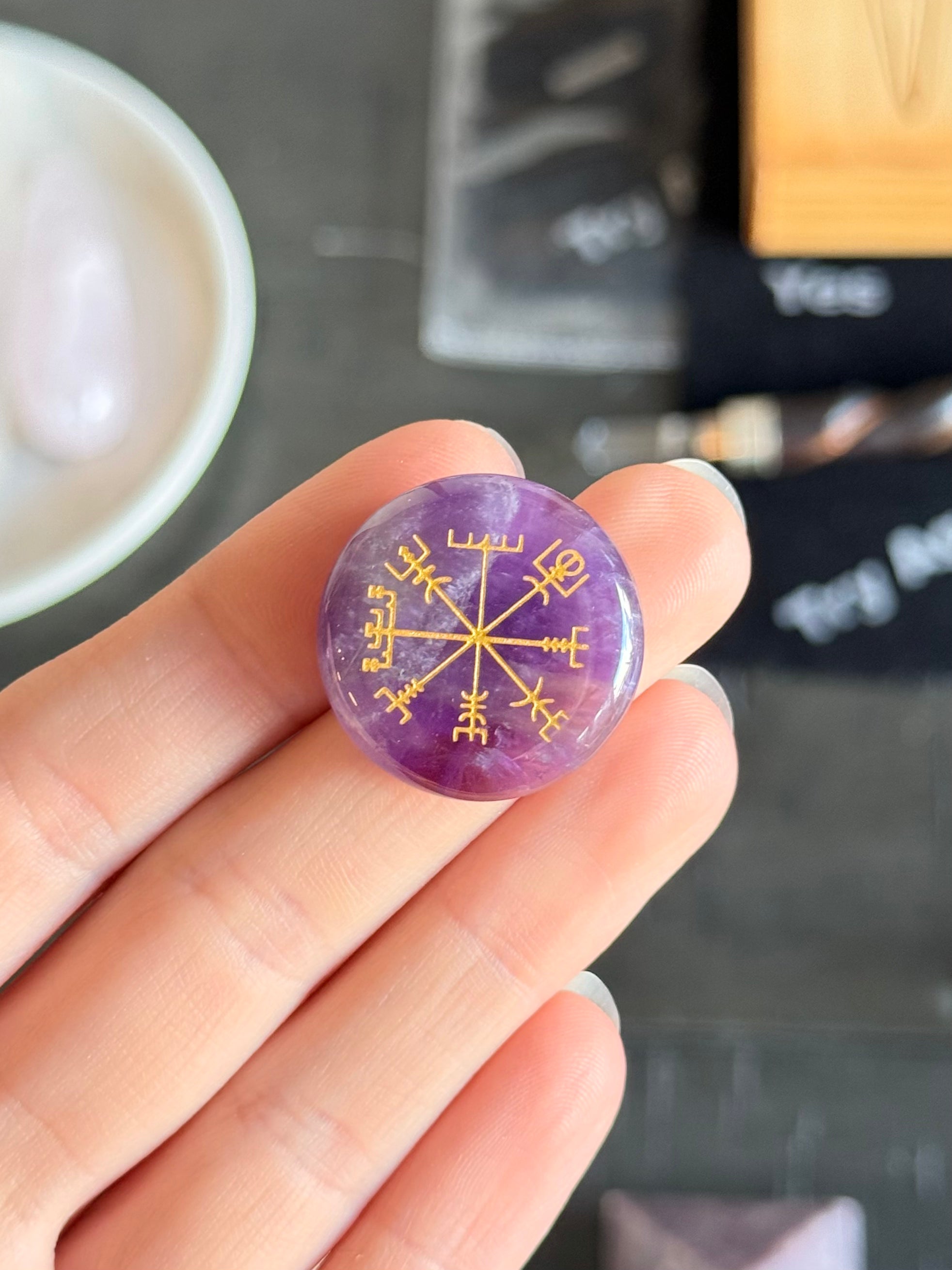Vegvísir Amethyst Palm Stone / Piedra de Amatista con Vegvísir