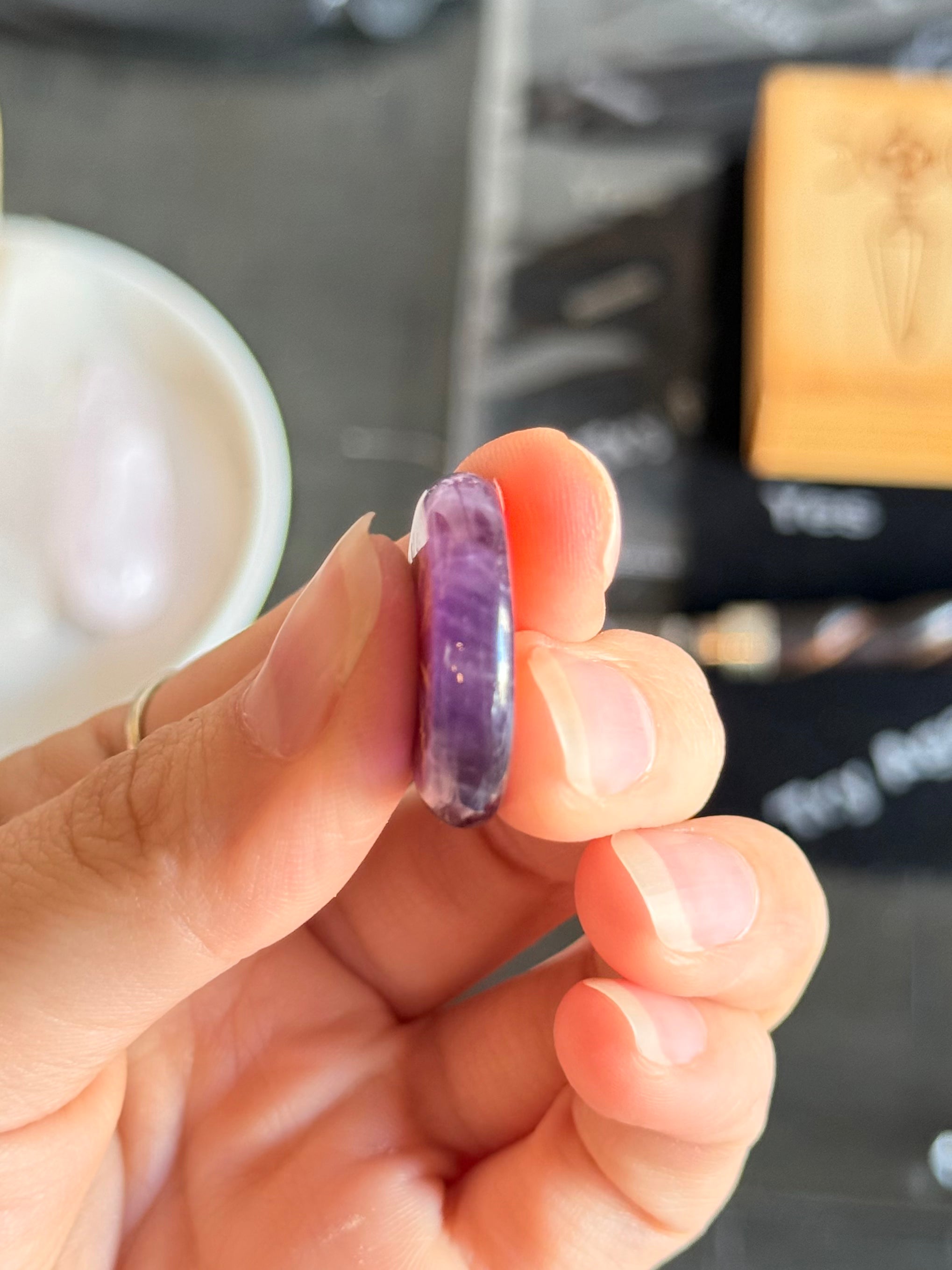 Vegvísir Amethyst Palm Stone / Piedra de Amatista con Vegvísir