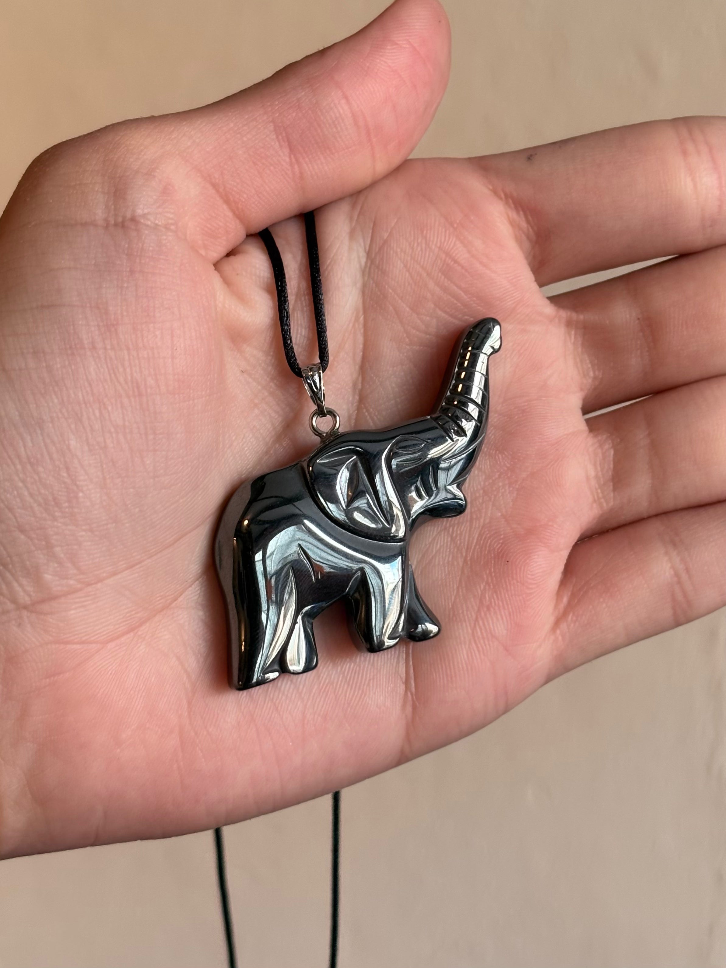 Colgante / Pendiente de Elefante en Hematita / Hematite Elephant Pendant