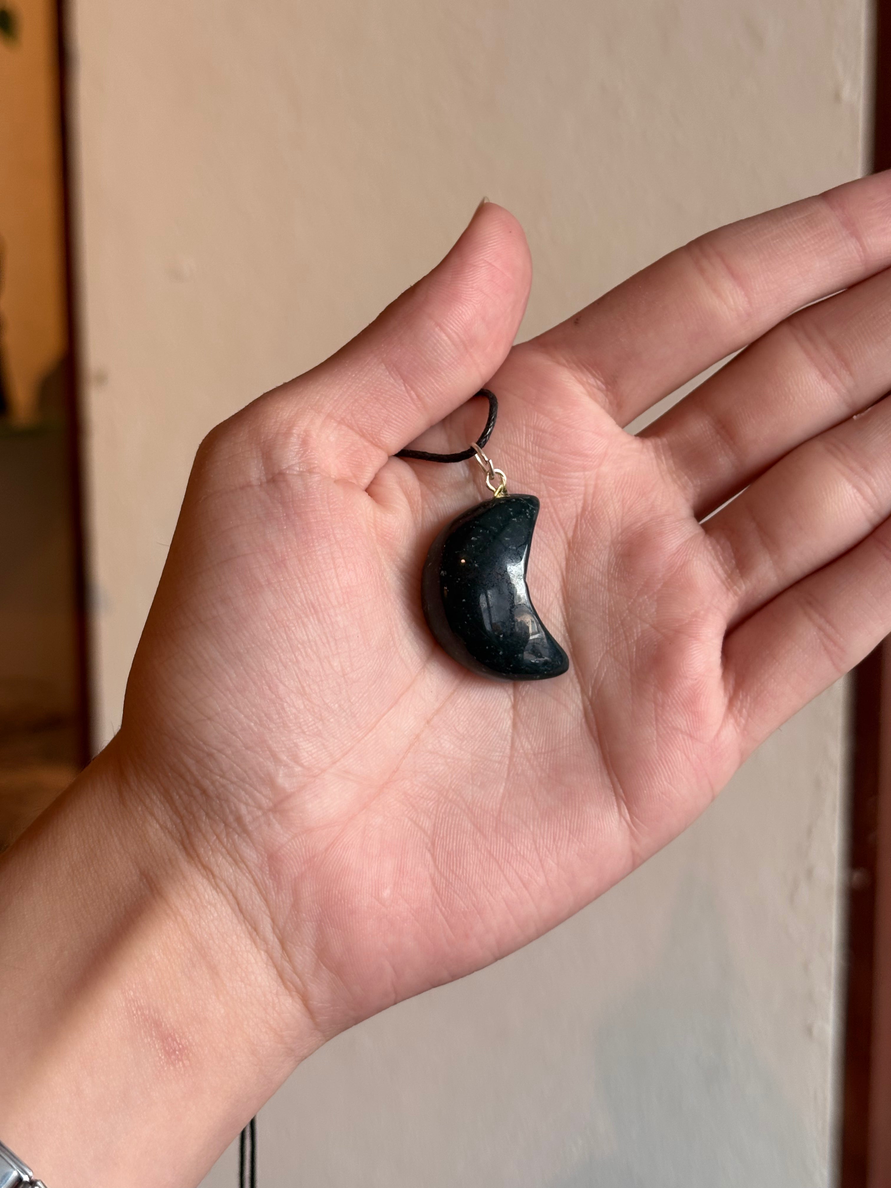 Colgante / Pendiente Media Luna de Bloodstone / Bloodstone Crescent Moon Pendant