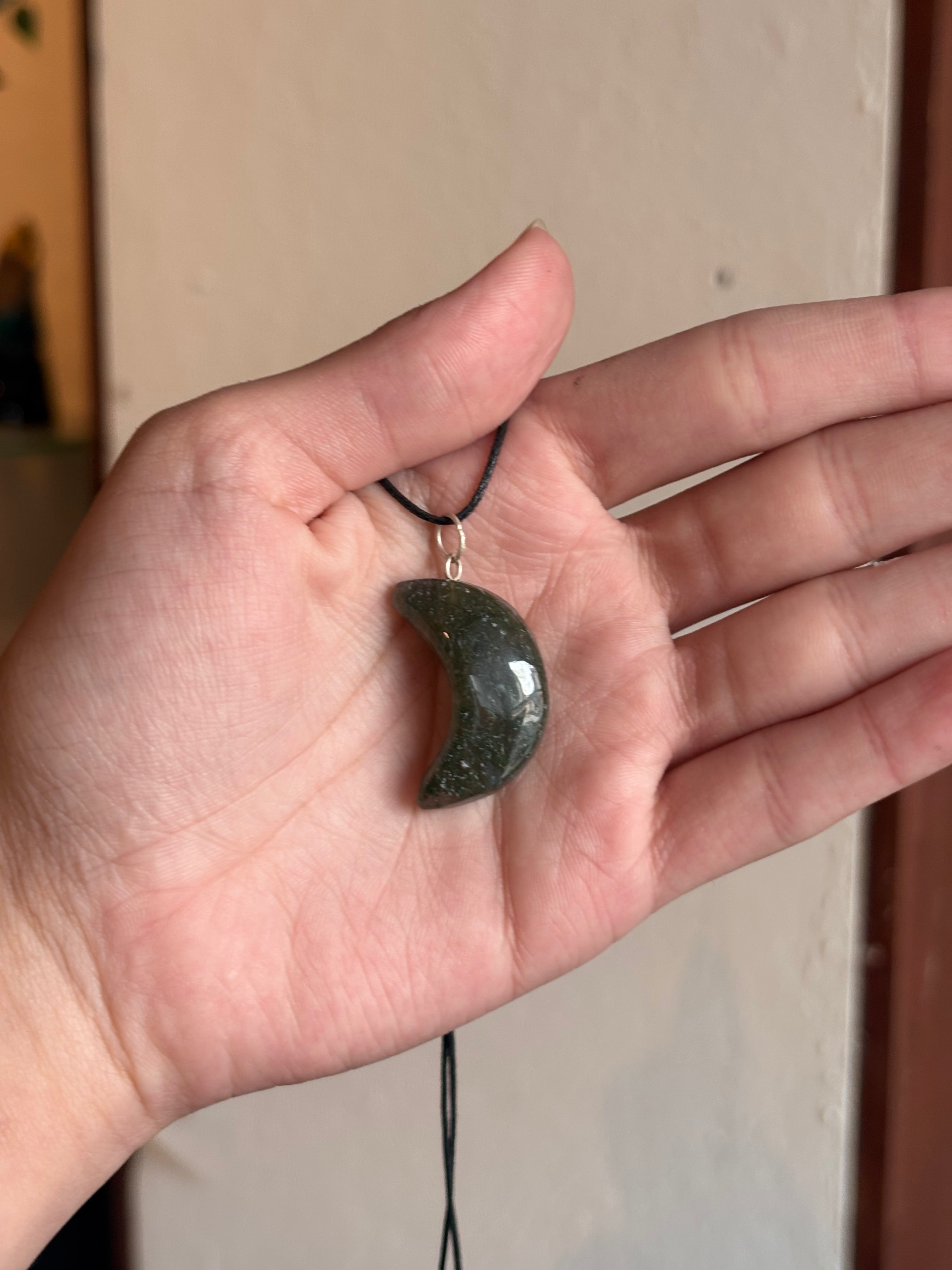 Colgante / Pendiente Media Luna de Ágata Musgosa / Moss Agate Crescent Moon Pendant
