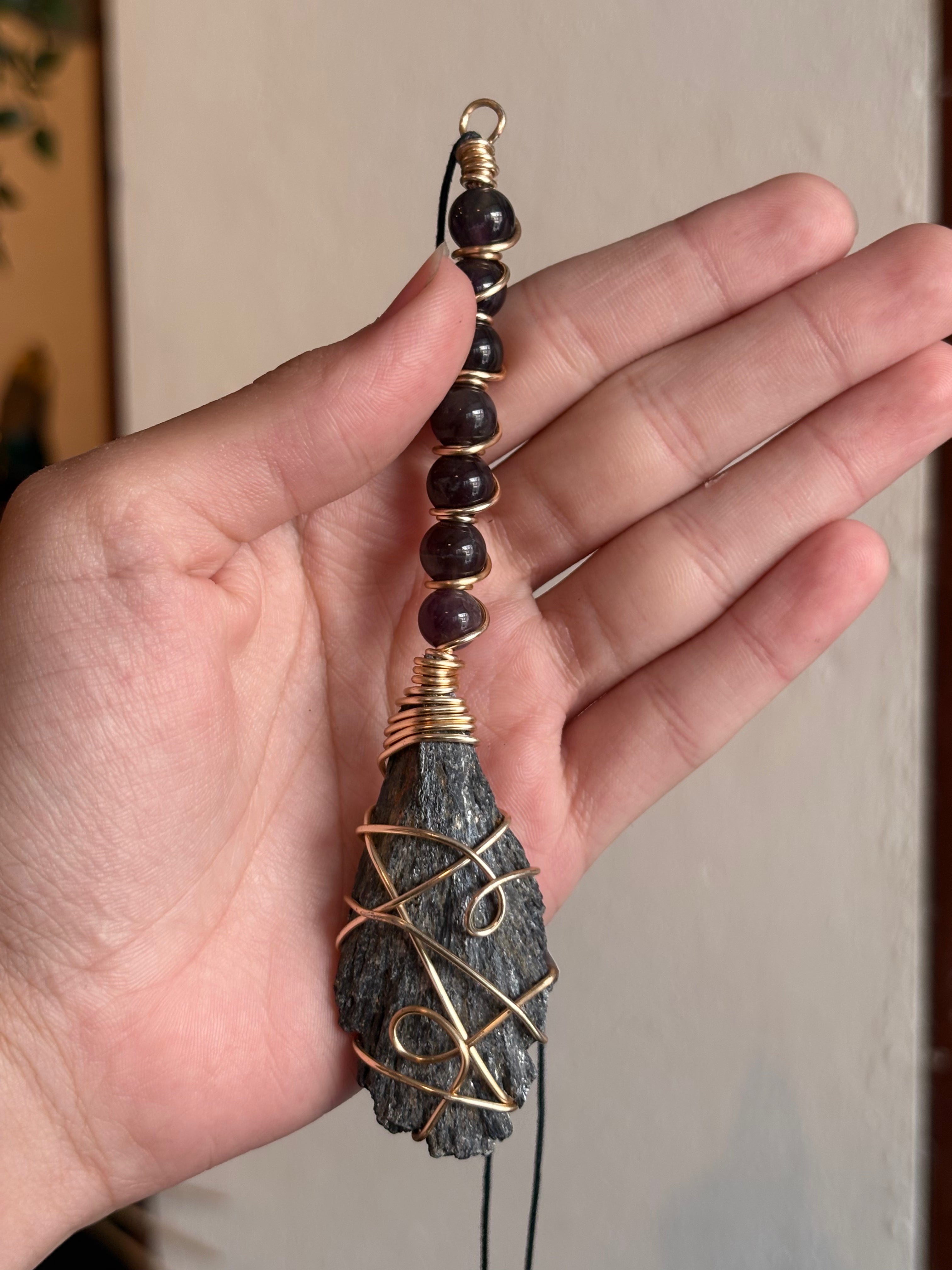 Pendant o Colgante Escobita de Bruja de Kianita y Obsidiana / Kyanite & Obsidian Witch Broom