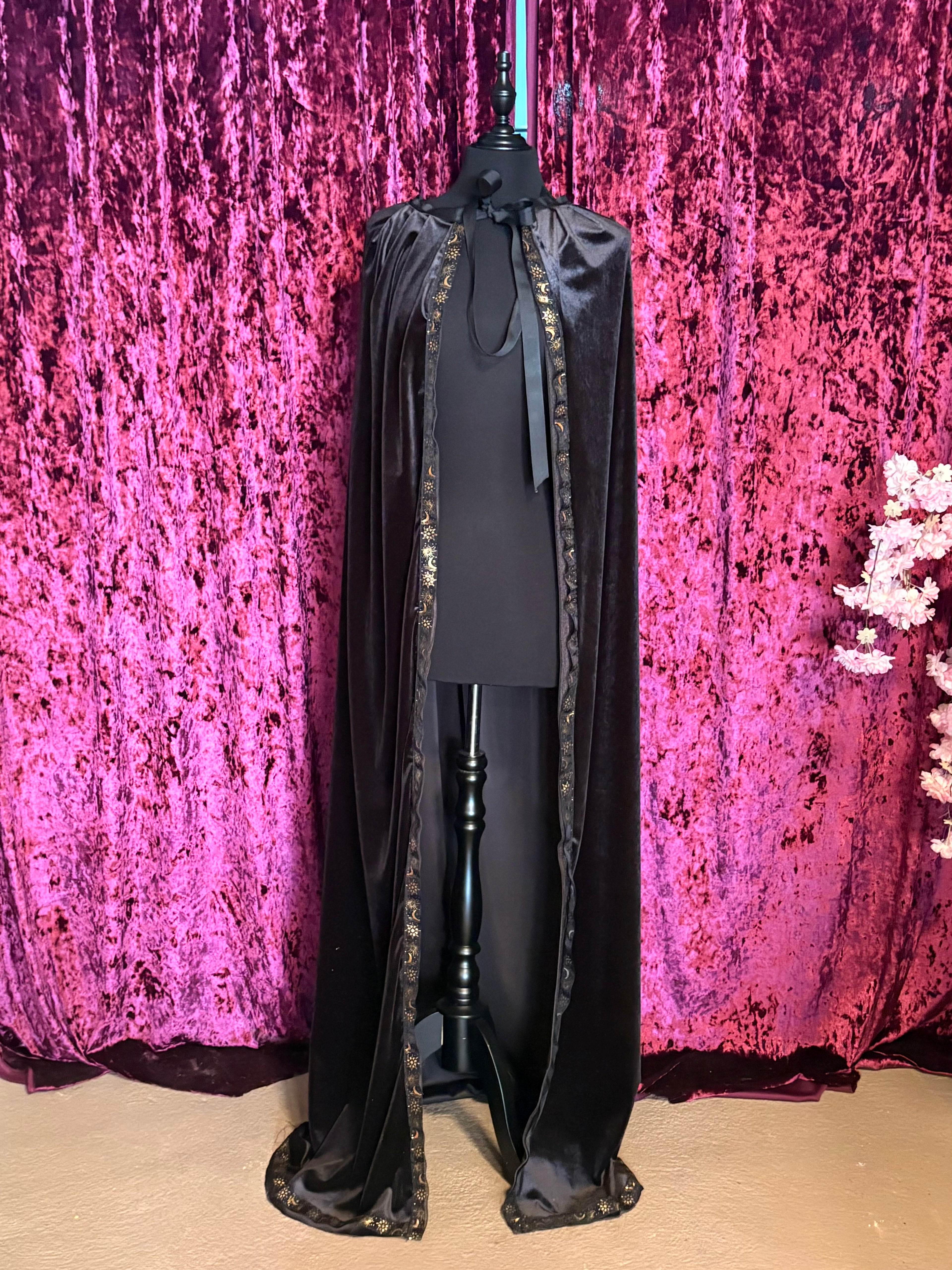Capa de Terciopelo Negro con Lunas y Estrellas / Black Velvet Moon & Stars Cloak/coven wear