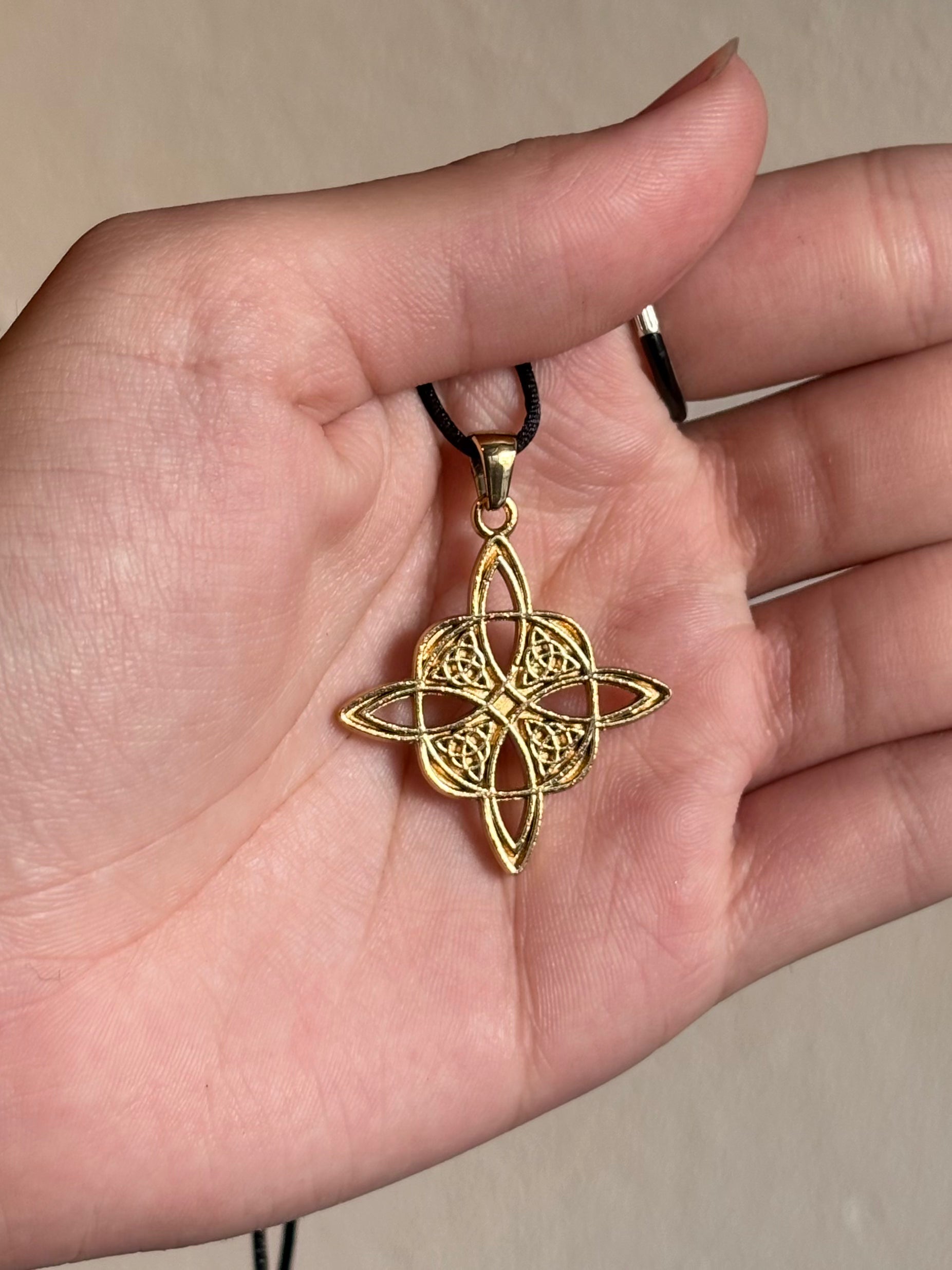 Colgante / Pendiente Nudo Celta Dorado en Acero Inoxidable Gold Plated Celtic Knot Pendant