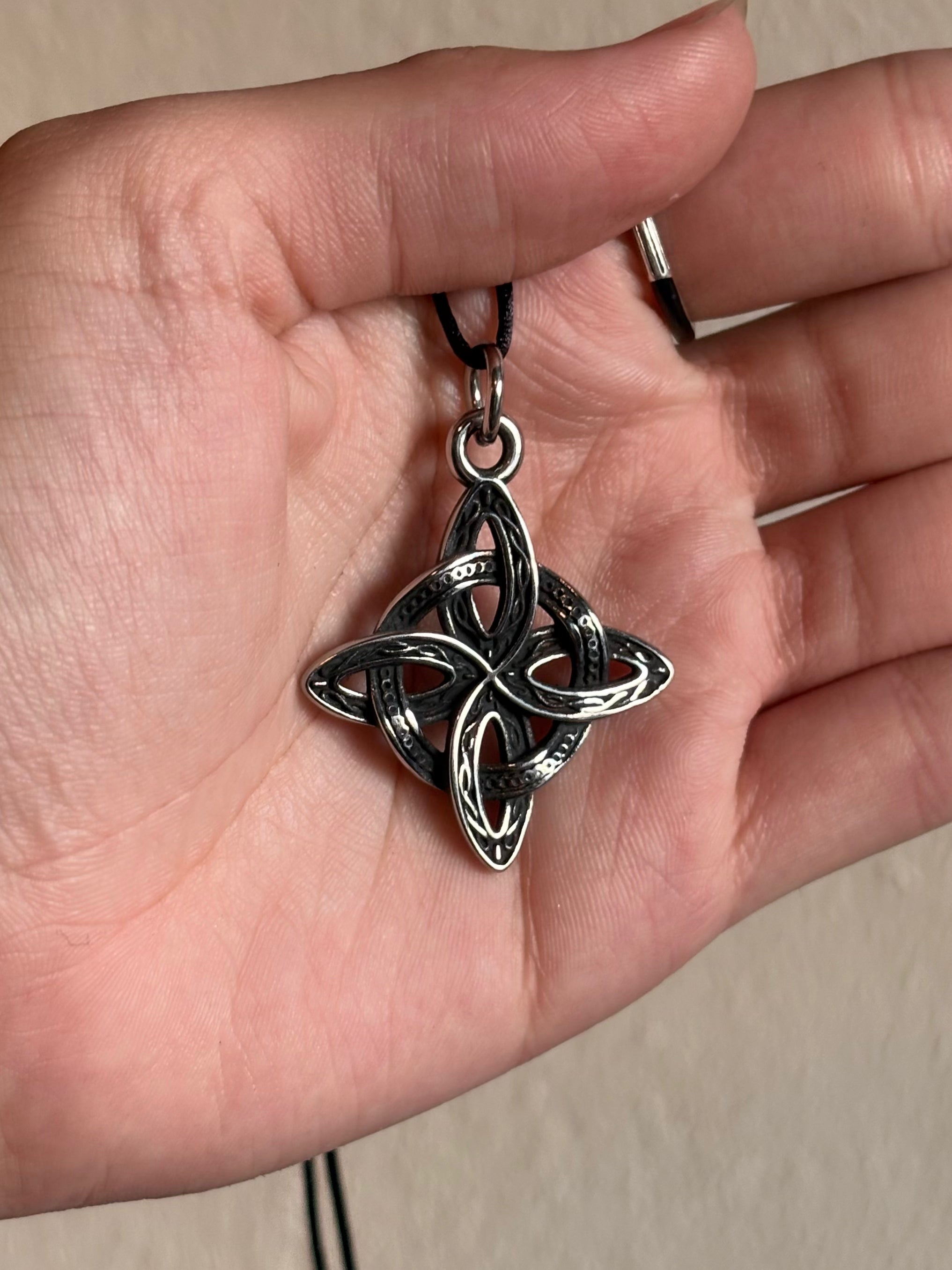 Colgante / Pendiente Nudo Celta de Protección en Acero InoxidableCeltic Protection Knot Stainless Steel Pendant