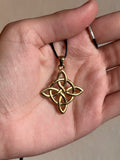 Nudo de Bruja Dorado / Gold Witch’s Knot Stainless Steel Pendant
