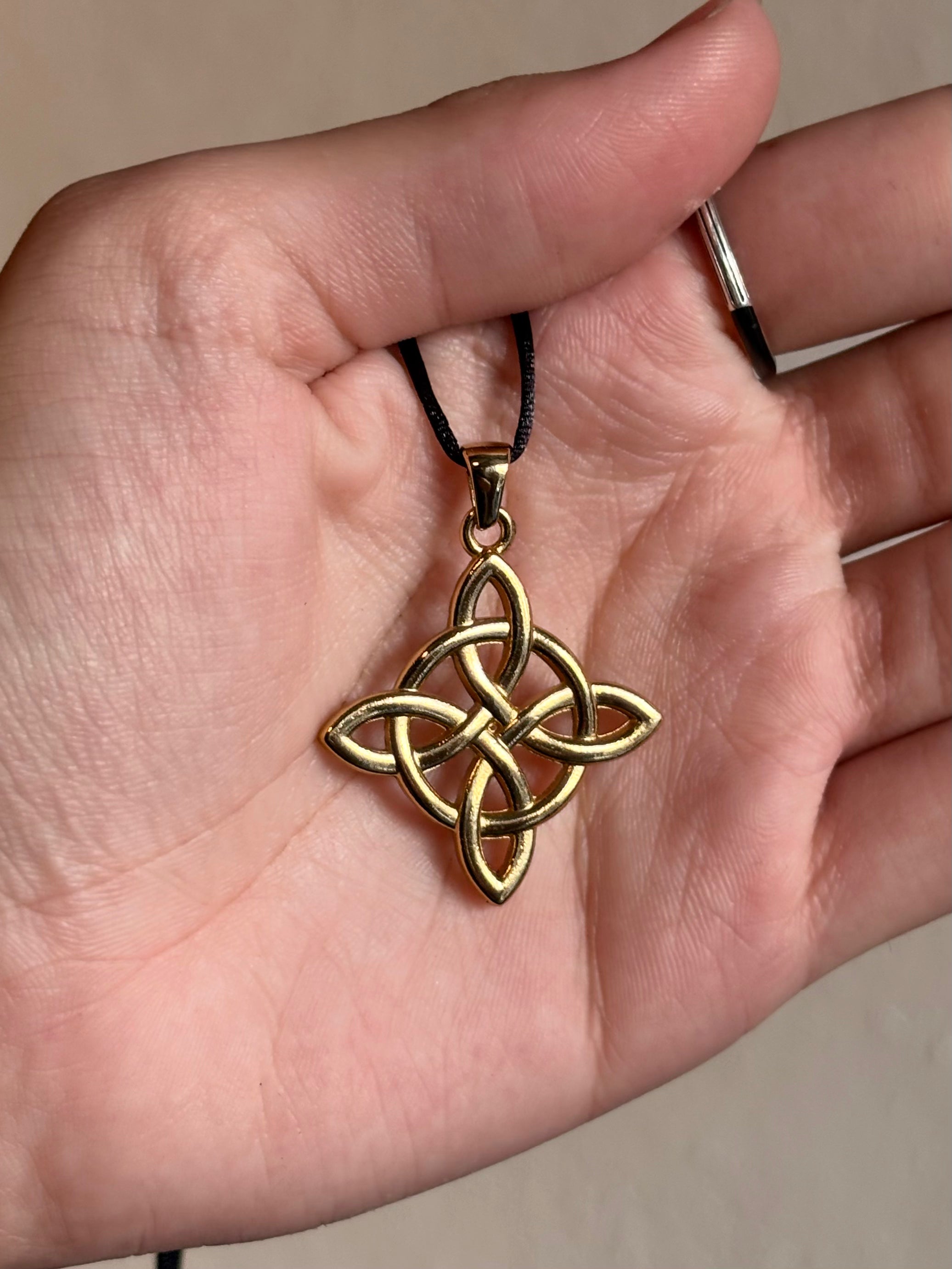 Nudo de Bruja Dorado / Gold Witch’s Knot Stainless Steel Pendant