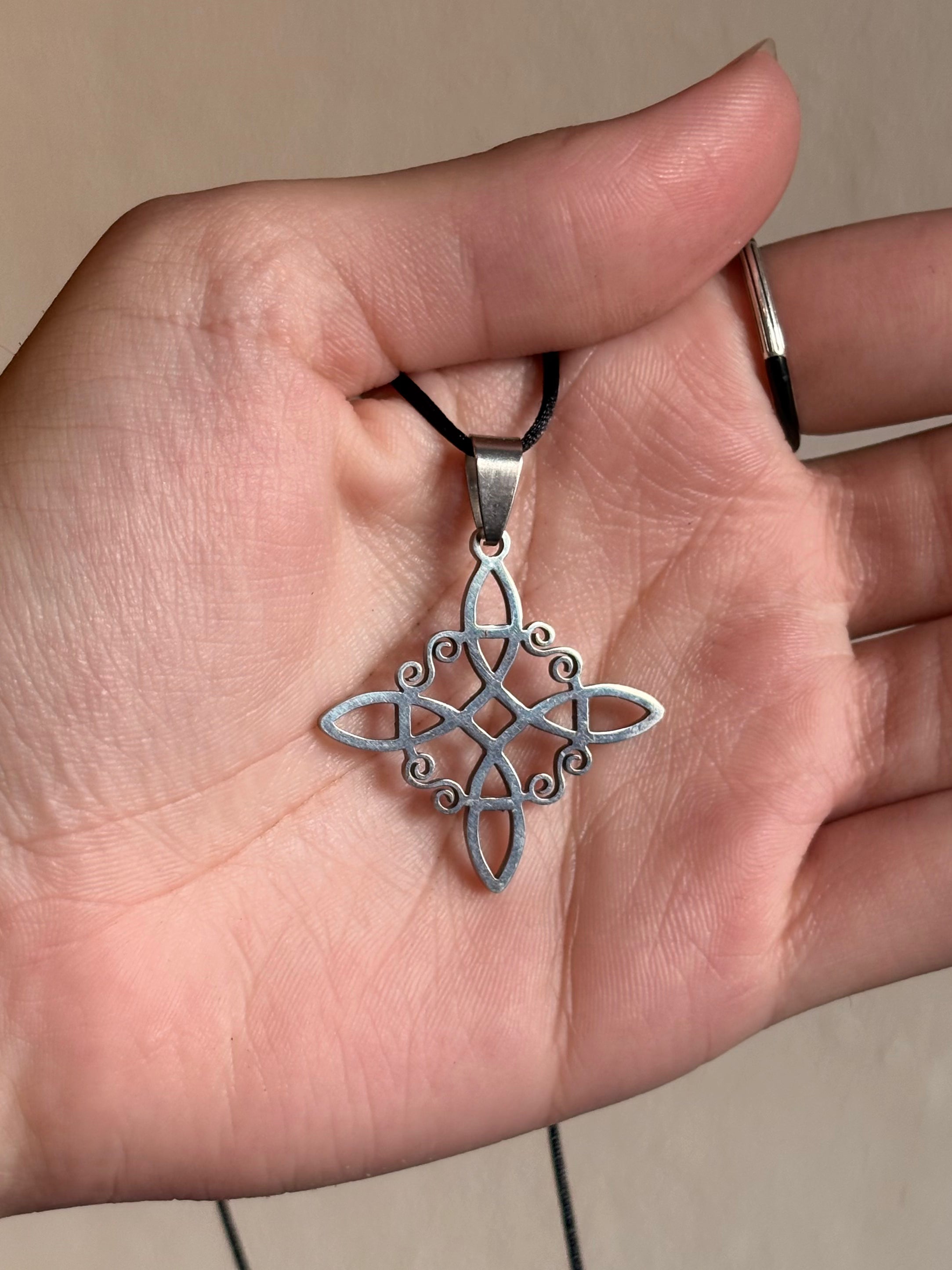 Nudo de Bruja / Witch’s Knot Stainless Steel Pendant