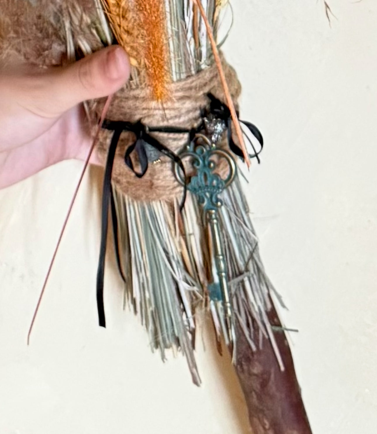 Escoba Ritual Artesanal consagrada de Guayabo con Pluma de Pavo Real