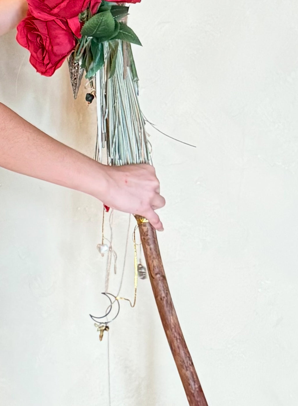 Escoba Ritual Consagrada de Guayabo – La Rosa Encantada  Consecrated Guava Wood Ritual Broom – The Enchanted Rose