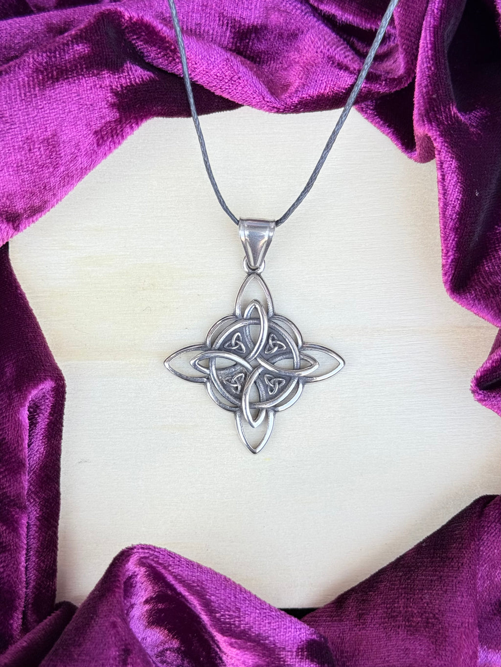 Witch’s Knot Pendant / Pendant Nudo de Bruja