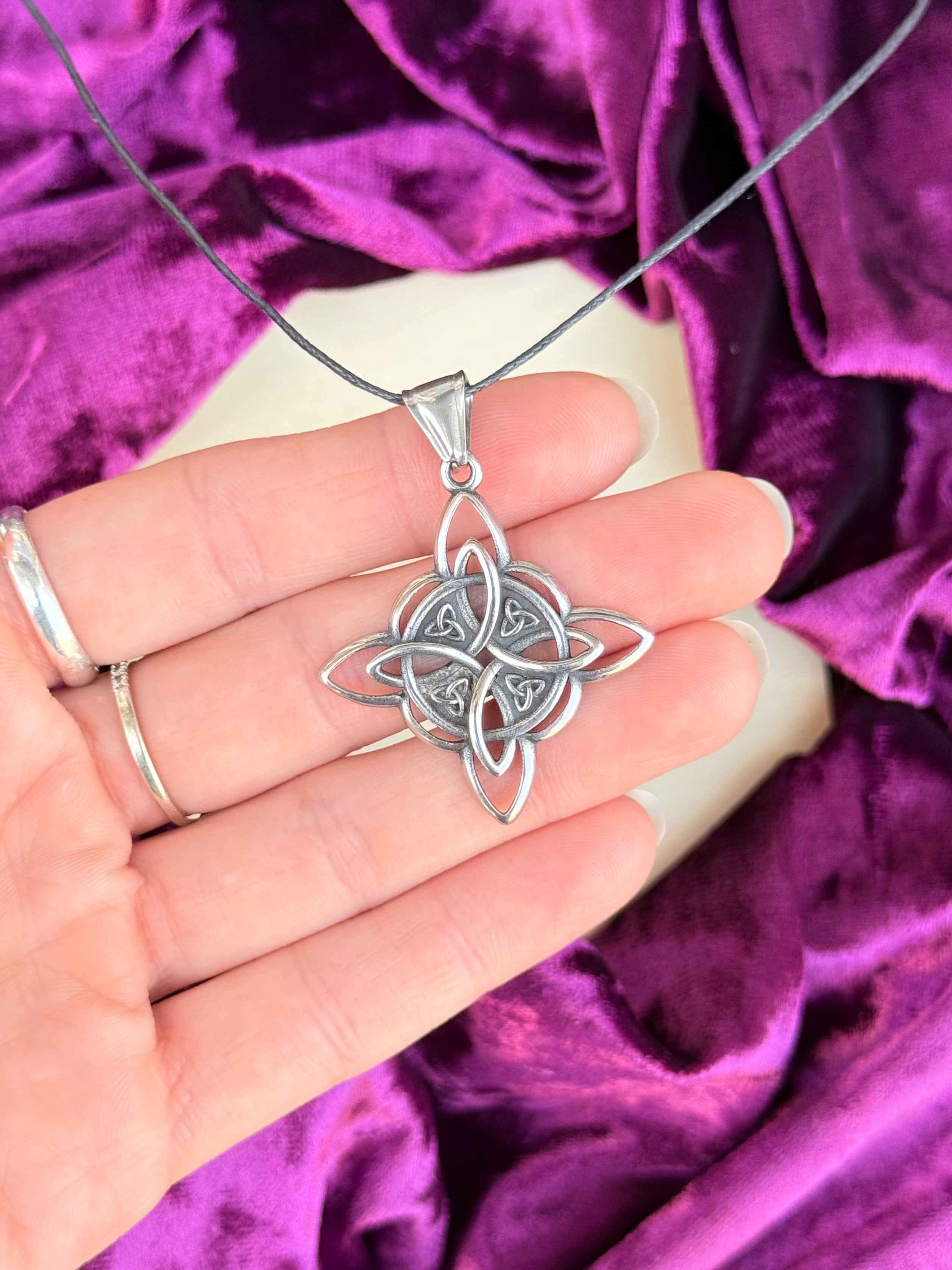 Witch’s Knot Pendant / Pendant Nudo de Bruja